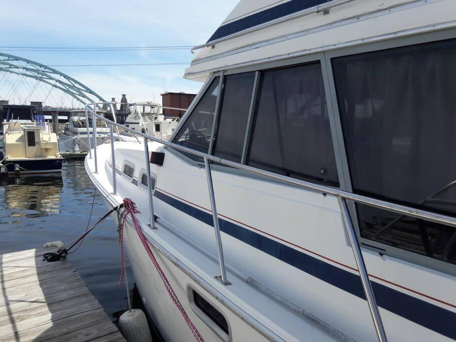 Hotel Waterfront 32' Bayliner Yacht à Providence Extérieur photo