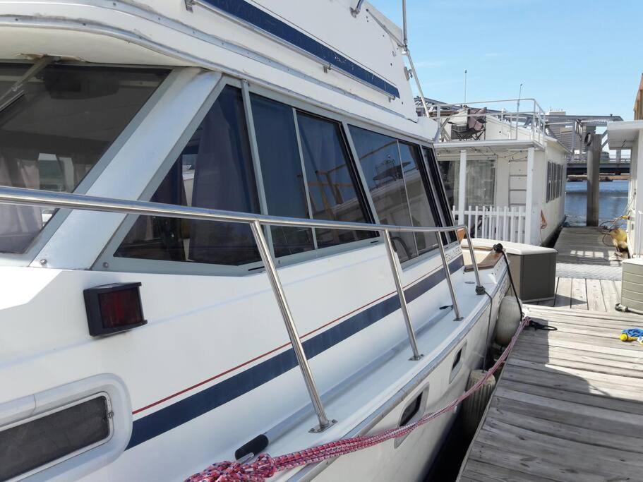 Hotel Waterfront 32' Bayliner Yacht à Providence Extérieur photo